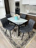 Стеклянный раздвижной стол "Итальянский мрамор" и стулья "ГУЧИ" серый