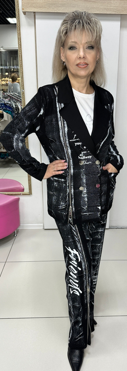 Черно-белый трикотажный костюм