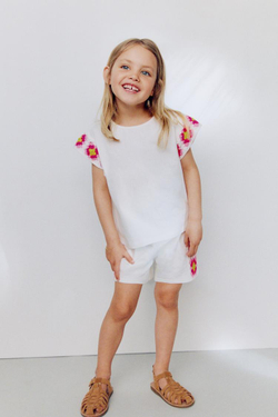 ZARA ШОРТЫ-БЕРМУДЫ С ЛАМПАСАМИ ИЗ КРУЖЕВА КРОШЕ, ЖЕЛТОВАТО-БЕЛЫЙ