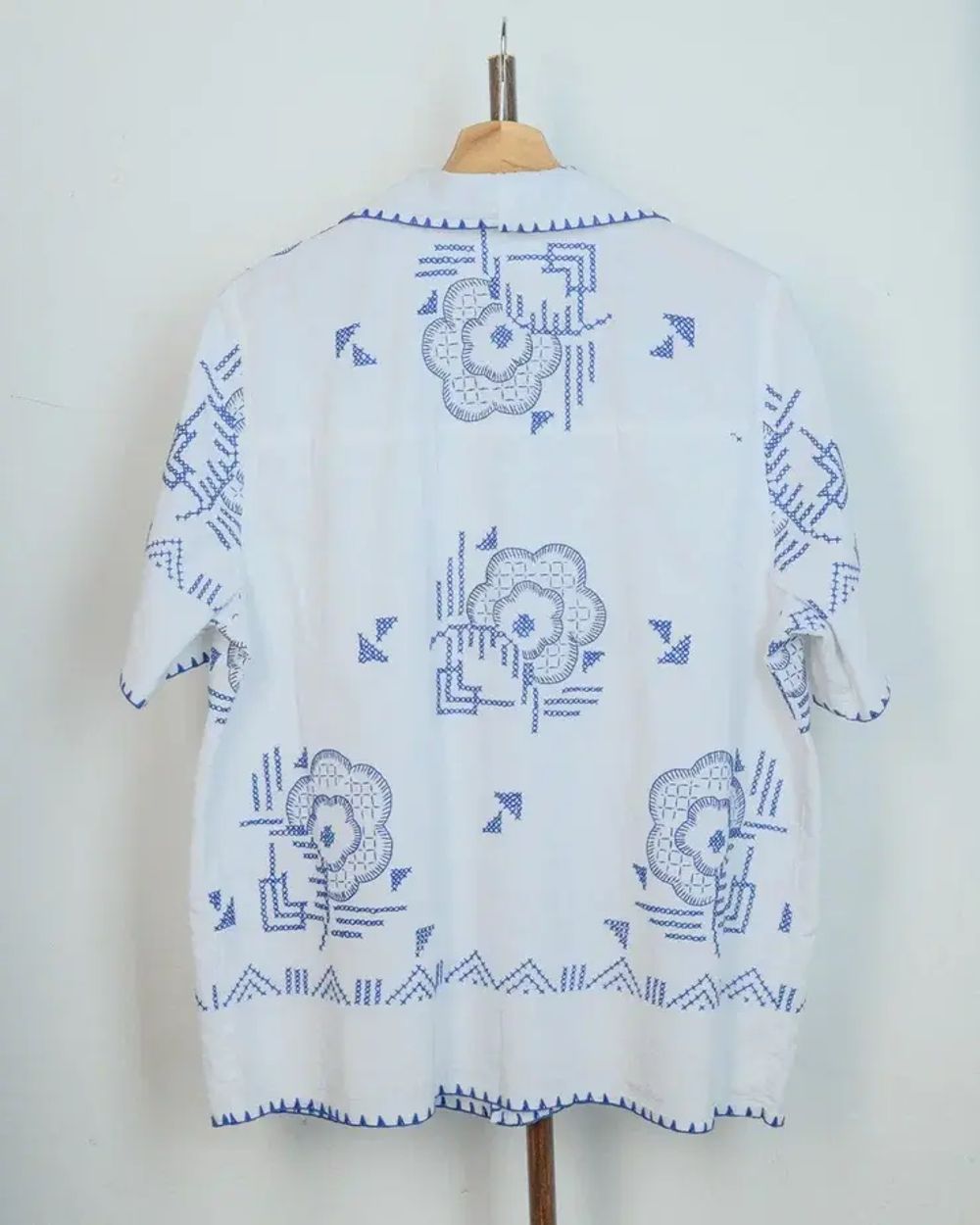 Рубашка Soeurs с Синими Вышитыми Цветами белая