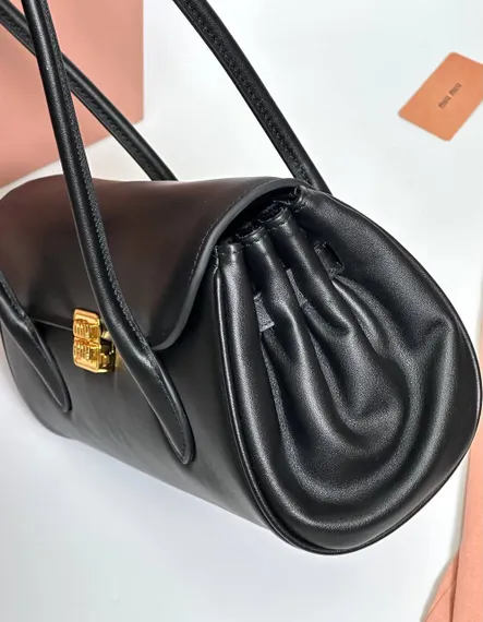 Cумку MIU MIU с двойной ручкой в черном цвете