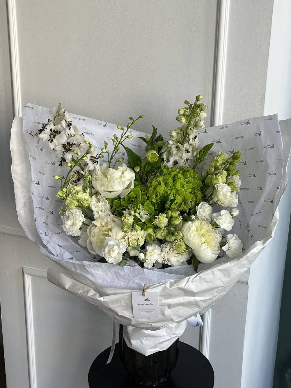 Букет из гортензии, дельфиниума, хелеборуса, пионов и лизиантуса