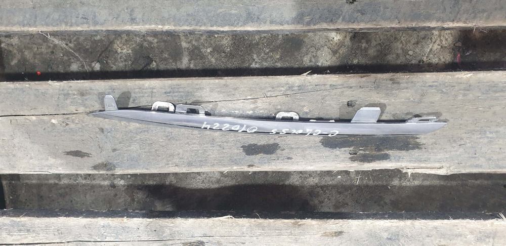 Молдинг решетки радиатора Mercedes C (W205) 14-18 Б/У Оригинал a2058880273