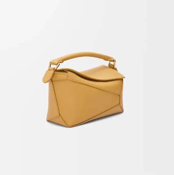 Сумка Loewe Puzzle Edge bag in classic calfskin