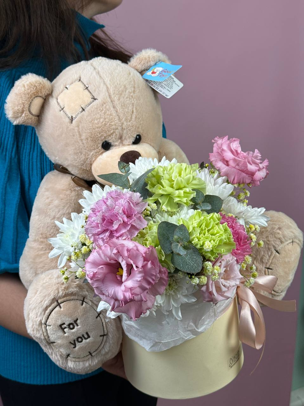 Композиция из диантусов и эустомы с игрушкой-медведем