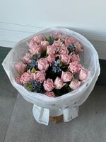 Букет из 31 розовых пионовидных тюльпанов и голубого оксипеталума