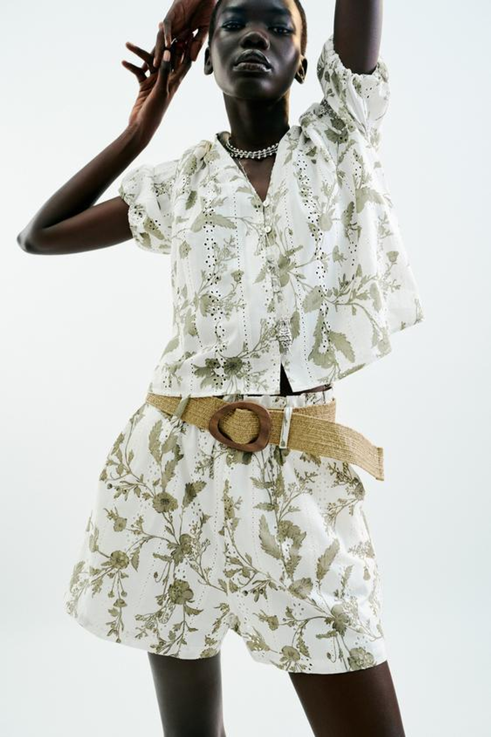 ZARA ШОРТЫ-БЕРМУДЫ С ВЫШИВКОЙ И ПЕРФОРАЦИЕЙ, БЕЛЫЙ/ХАКИ