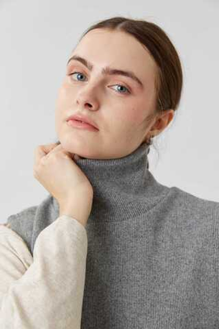 Манишка из трикотажа серого цвета