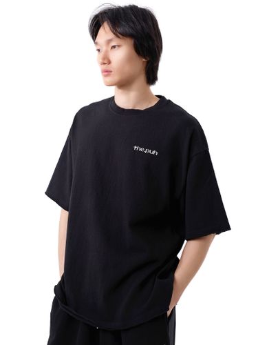 Черная футболка с необработанными краями и лого