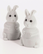 Бархатистый футляр фигурка зайчика для кольца