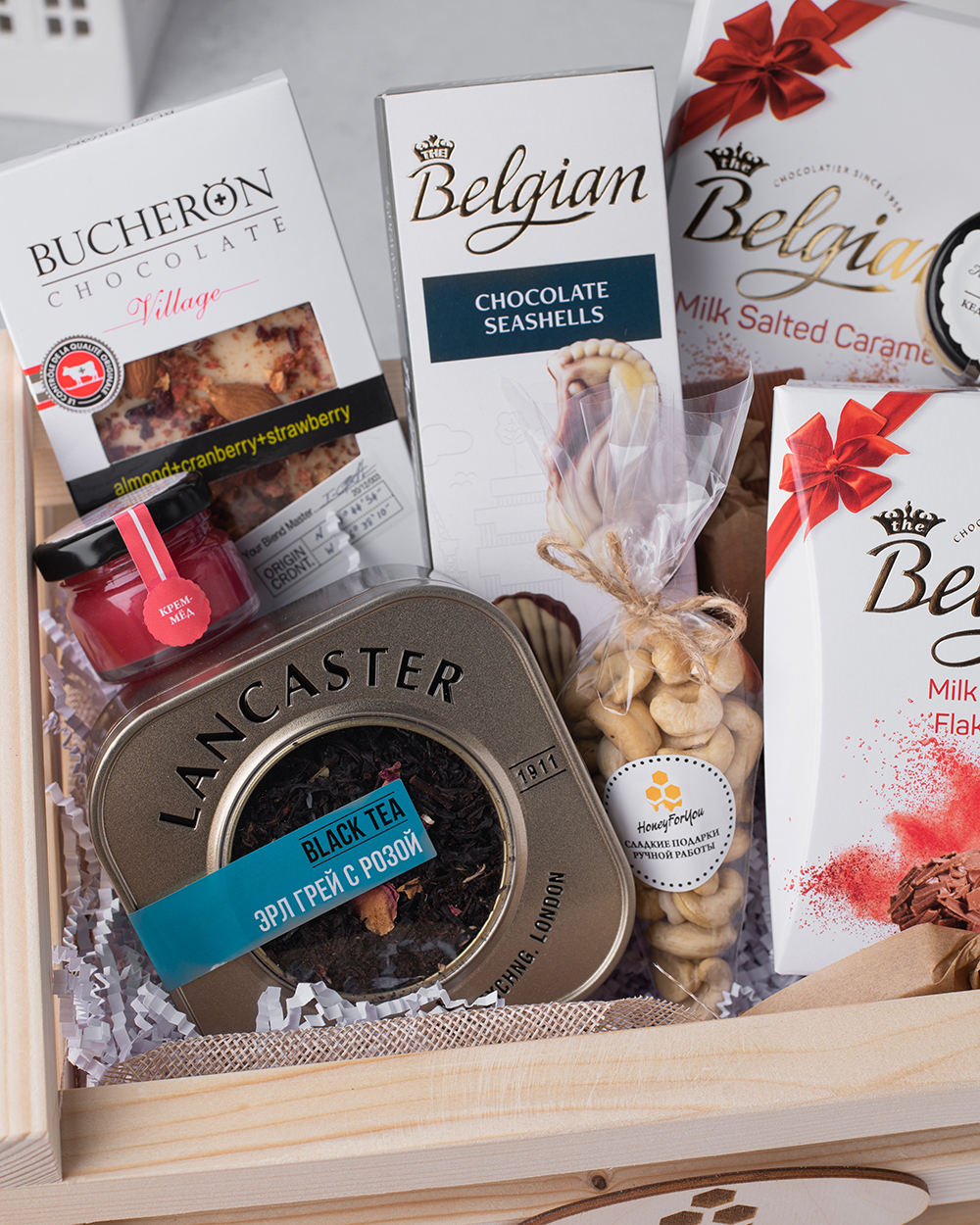 Подарочный набор сладостей в открытом деревянном ящике