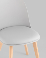 Стул Fog с подушкой светло-серый деревянные ножки