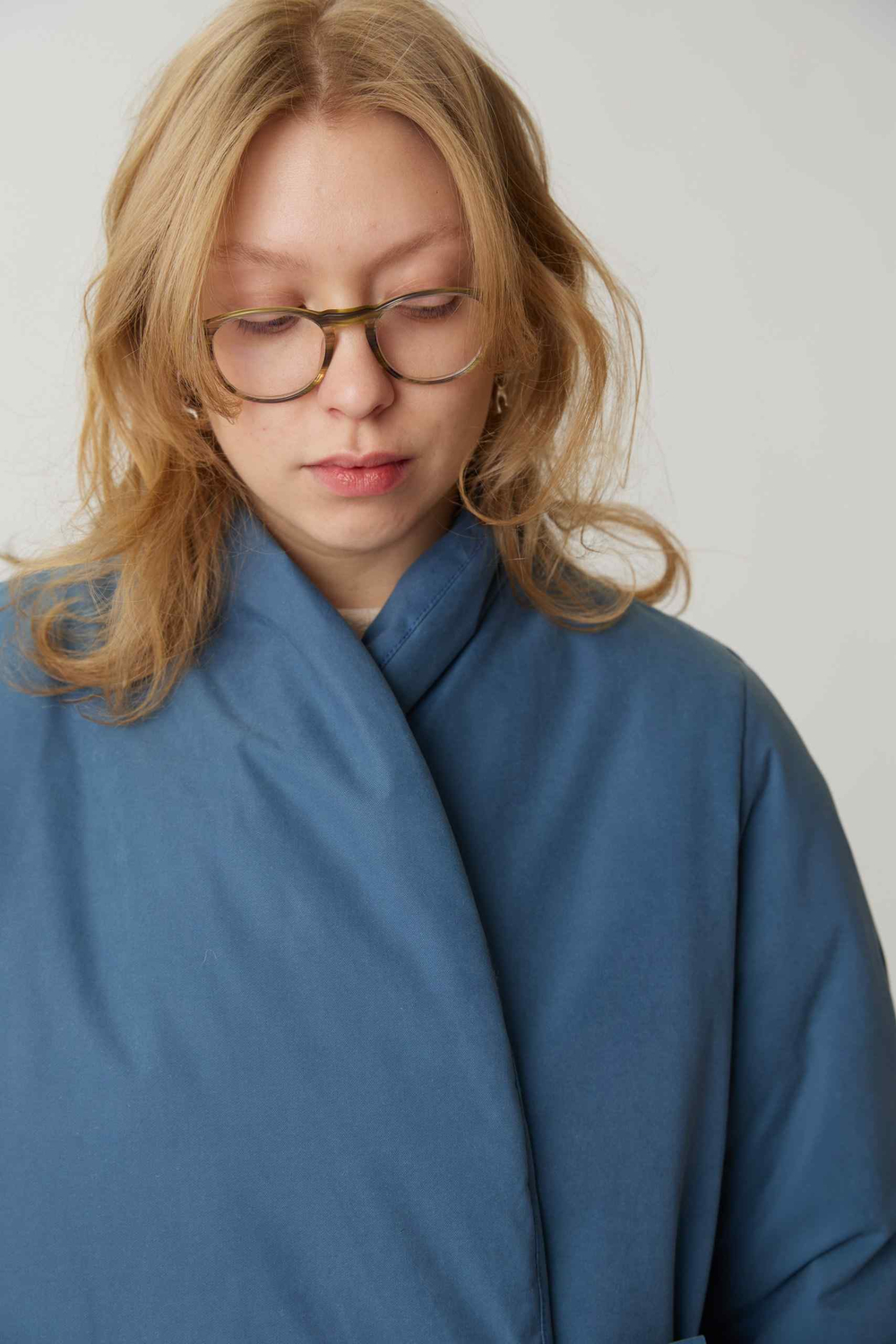 Зимнее пальто на запах из синей бархатистой мембраны