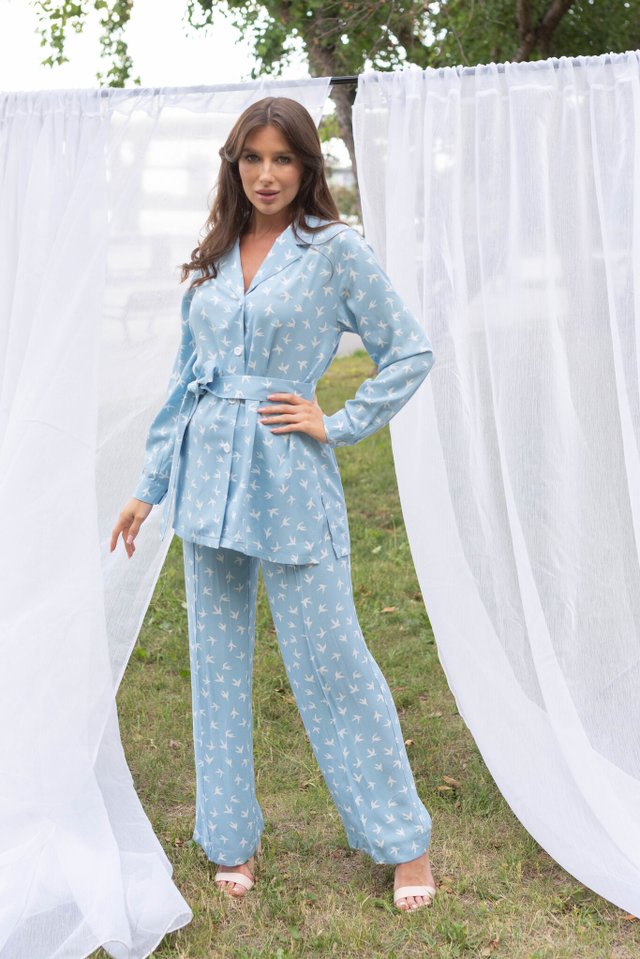 Костюм с птичками в голубом цвете из вискозы