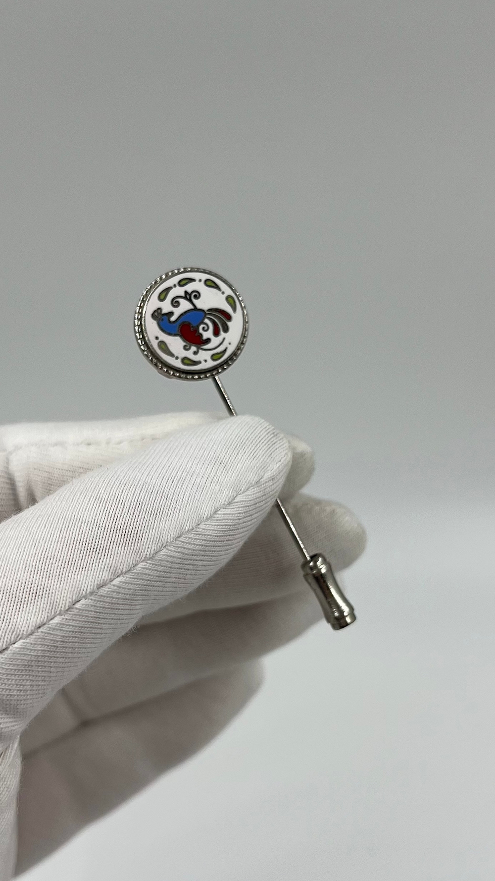 Брошь булавка с птицей с эмалью в технике клуазоне