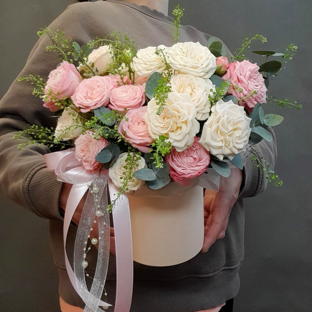 Композиция из пионовидных кустовых роз