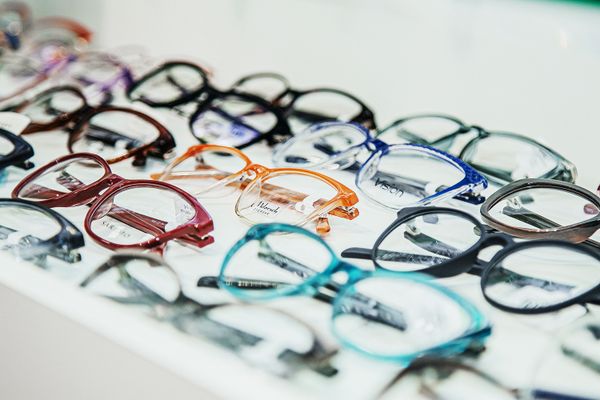 Как выбрать идеальные очки: полный гид по изготовлению и заказу очков в Челябинске в сети салонов оптики Family Optic