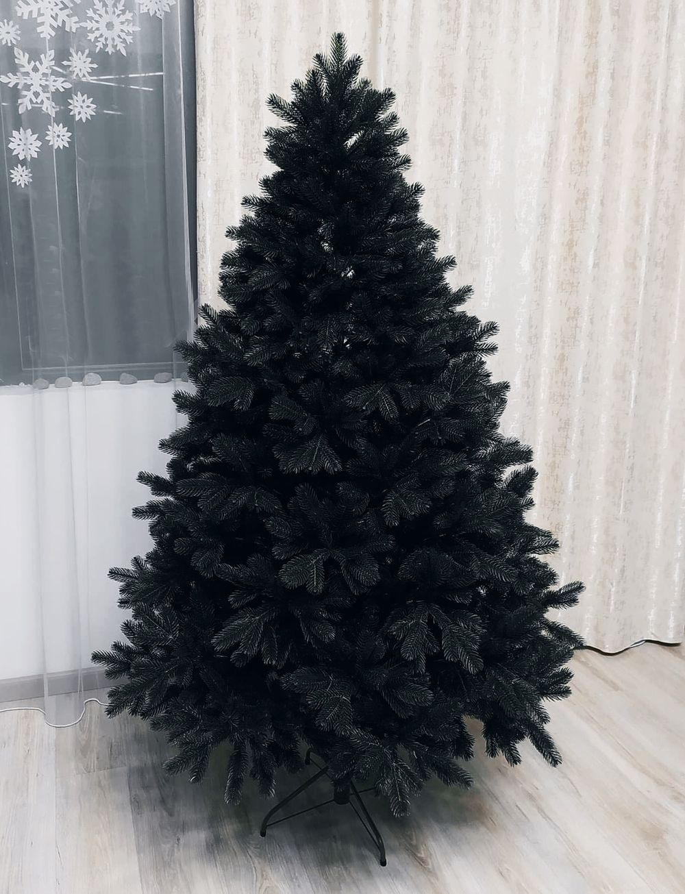 Искусственная елка «Королева леса в черном» (литая хвоя) от 1,2 м до 3 м