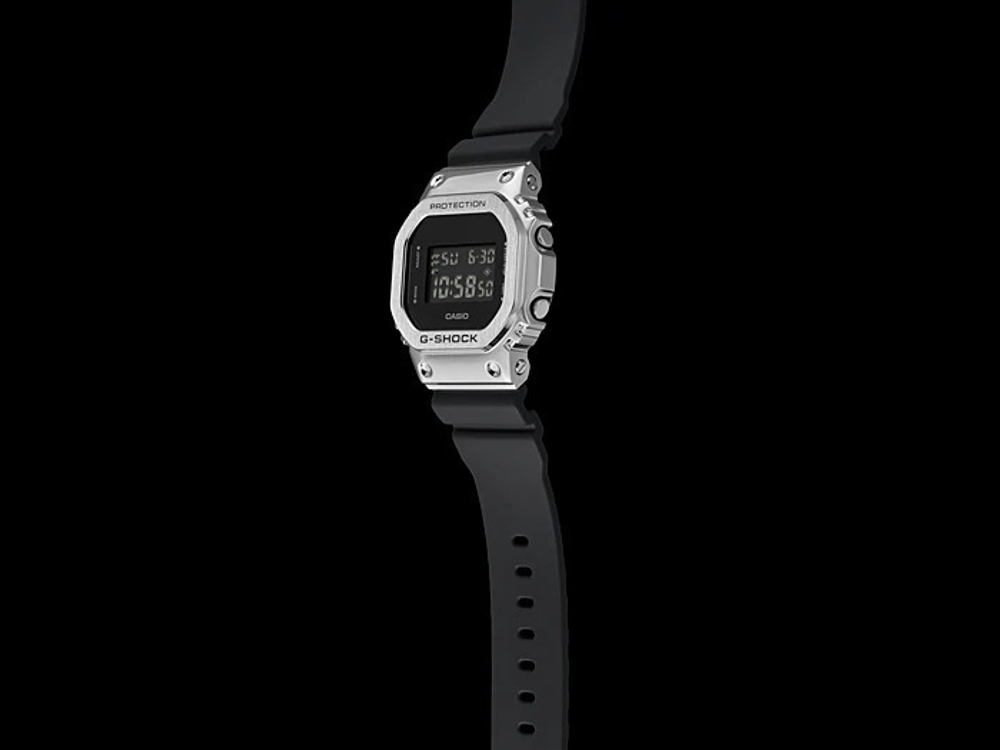 Часы Casio GM-5600-1ER
