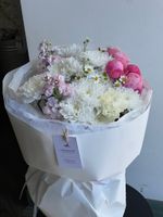 Букет из кустовой пионовидной розы, хризантемы, маттиолы и ромашки