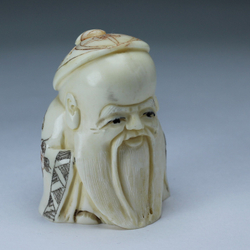 Нэцкэ Шоусин в шапочке