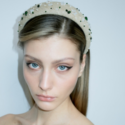 Ободок объемный с белыми ромашками