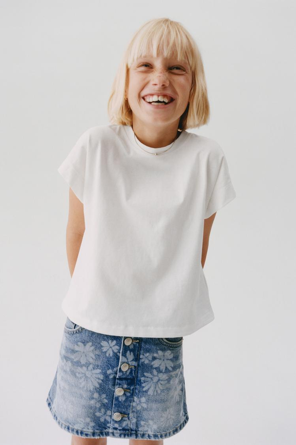 ZARA ДЖИНСОВАЯ ЮБКА-ШОРТЫ С ЦВЕТОЧНЫМ ПРИНТОМ, СИНИЙ