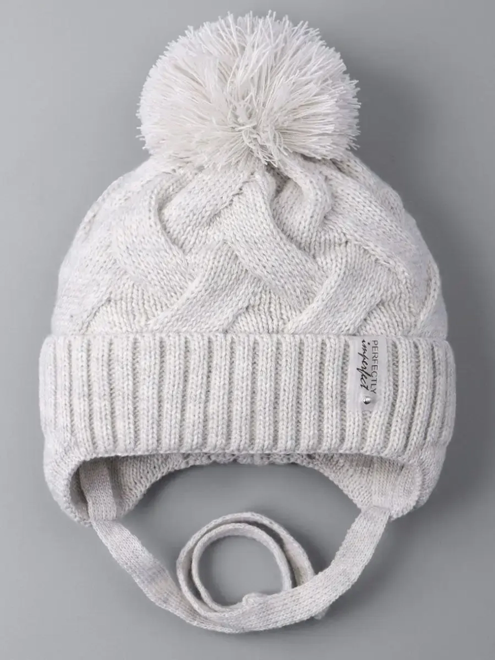 Шапка для девочки на завязках на осень