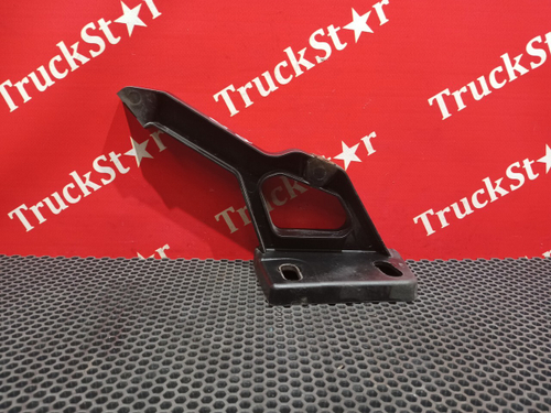 Кронштейн солнцезащитного козырька левый 2018г.