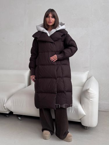 Удлиненный пуховик шоколадного цвета с контрастной жилеткой