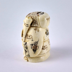 Нэцкэ Фукурокудзю с рыбиной на плече