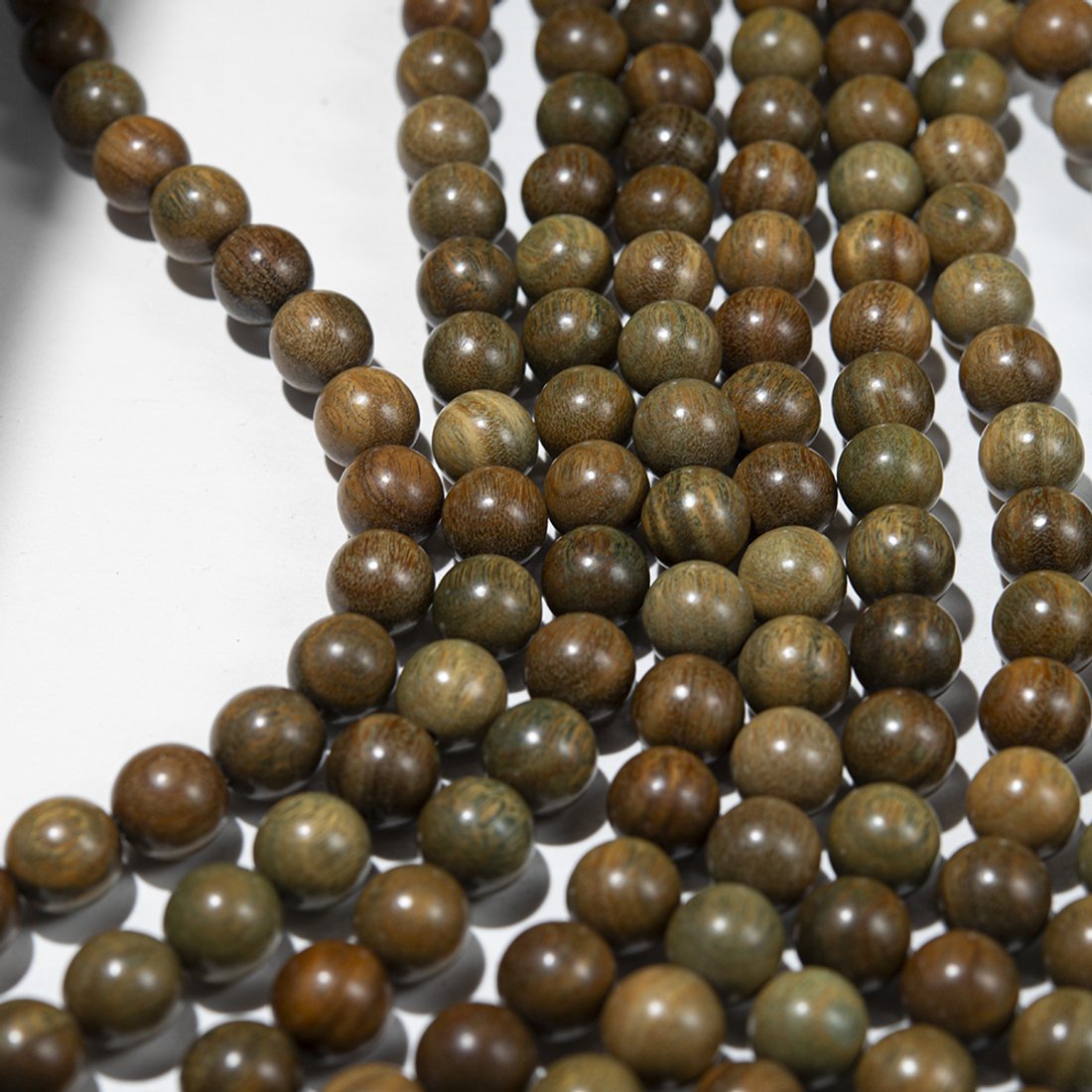 Сандал зеленый, бусины в форме шара, 10,2мм