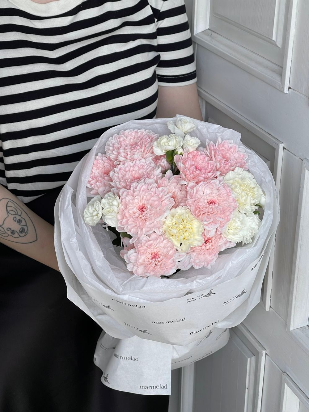 Букет с персиковой хризантемой и кустовыми диантусами