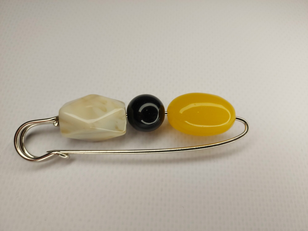 Булавка брошь "Уютные камушки" Булавка для кардигана, пальто, платков, костюмов, одежды. Цвет жёлтый белый