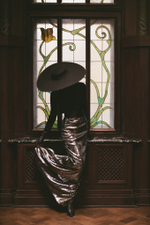 ЮБКА ИЗ СЕРОГО ШЕЛКОВОГО АТЛАСА, РАСШИТАЯ ПАЙЕТКАМИ