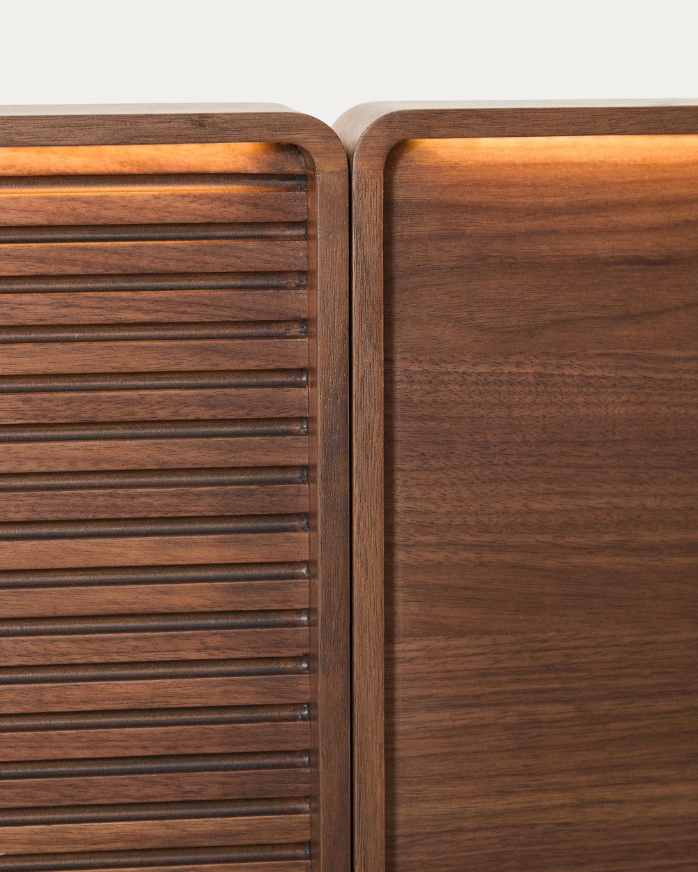 Кровать Norlen с 2 прикроватными тумбочками из орехового шпона с темной отделкой LED 160 x 200 см