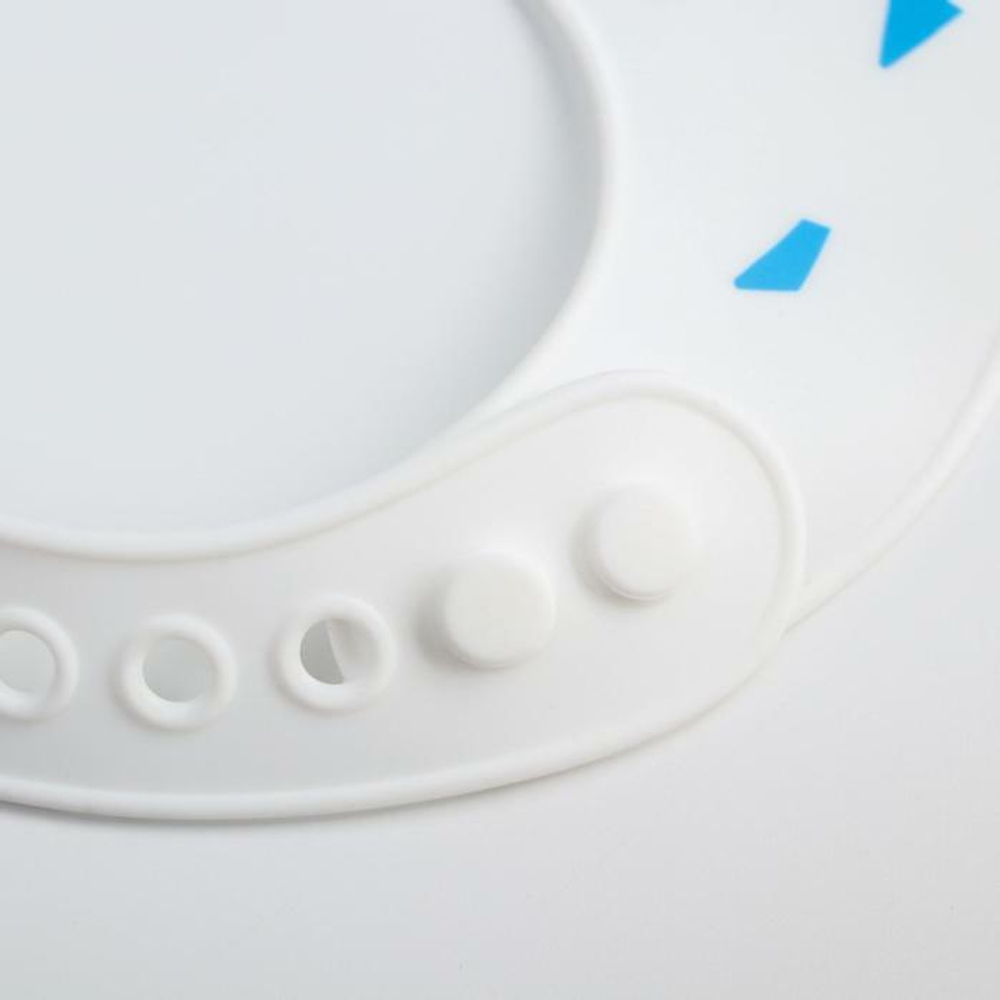 5385565 Нагрудник силиконовый, на кнопках, с карманом «Лев», цвет белый/голубой