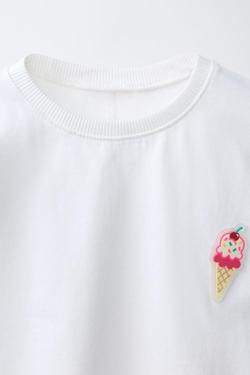 ZARA ФУТБОЛКА С ПРОРЕЗИНЕННОЙ НАШИВКОЙ, БЕЛЫЙ