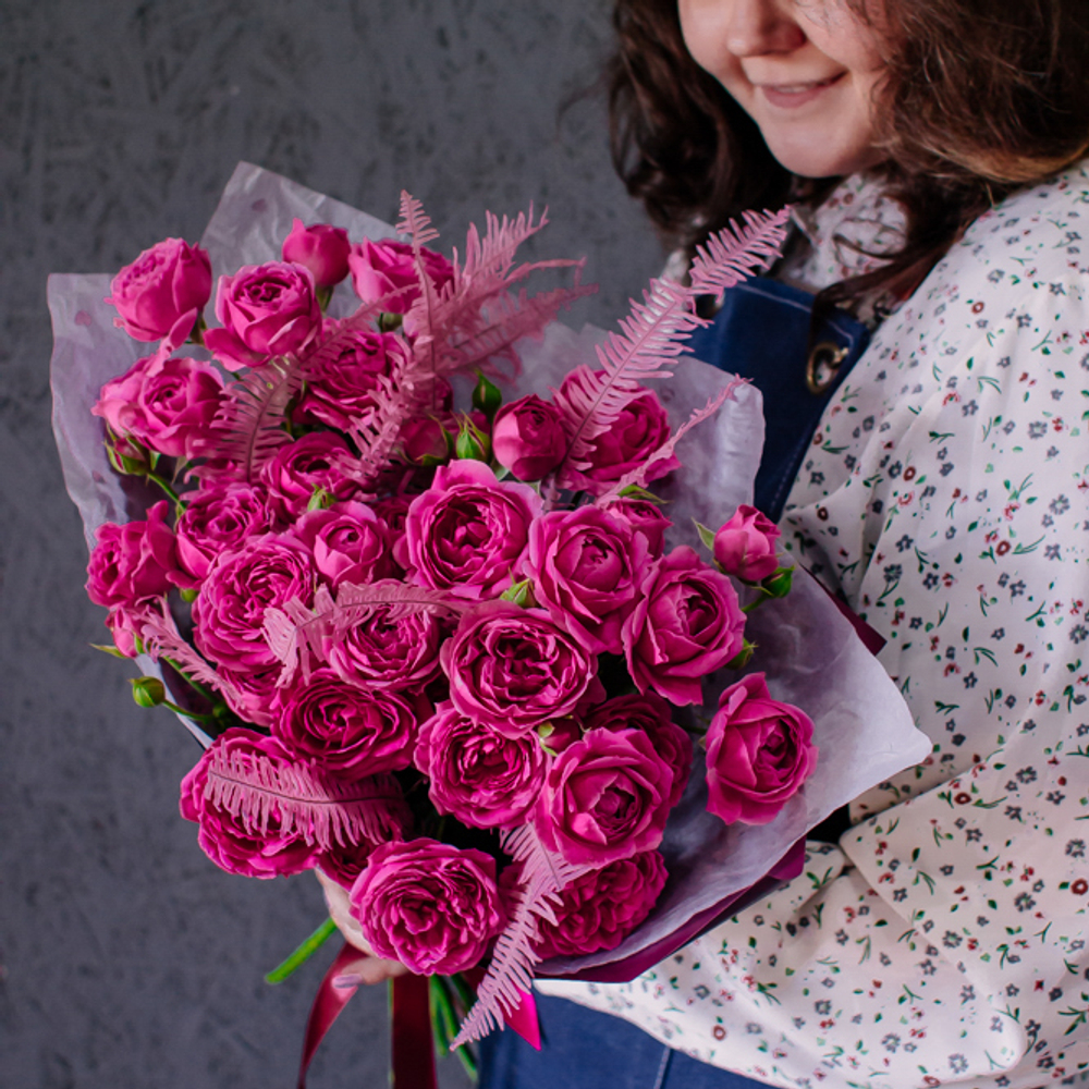 51. Классический малиновый букет с кустовыми розами