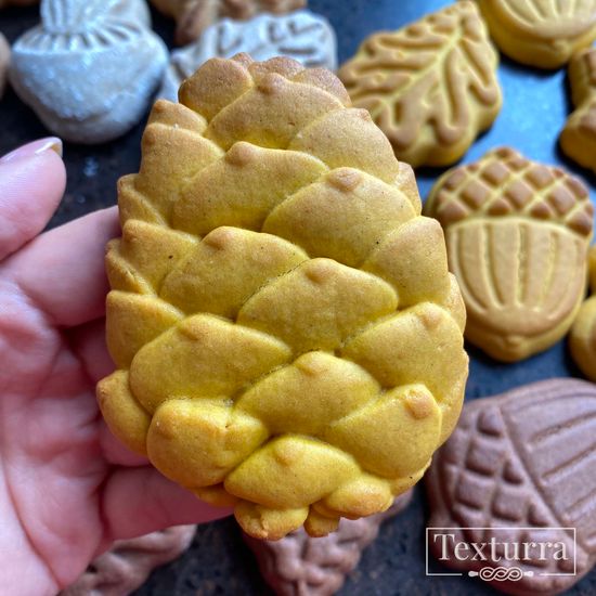 Печатный пряник в форме кедровой шишки