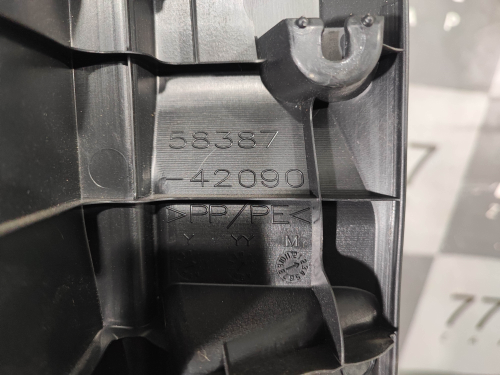 Кожух замка багажника Toyota RAV4 V (XA50) 18-нв Б/У Оригинал 5838742090C0