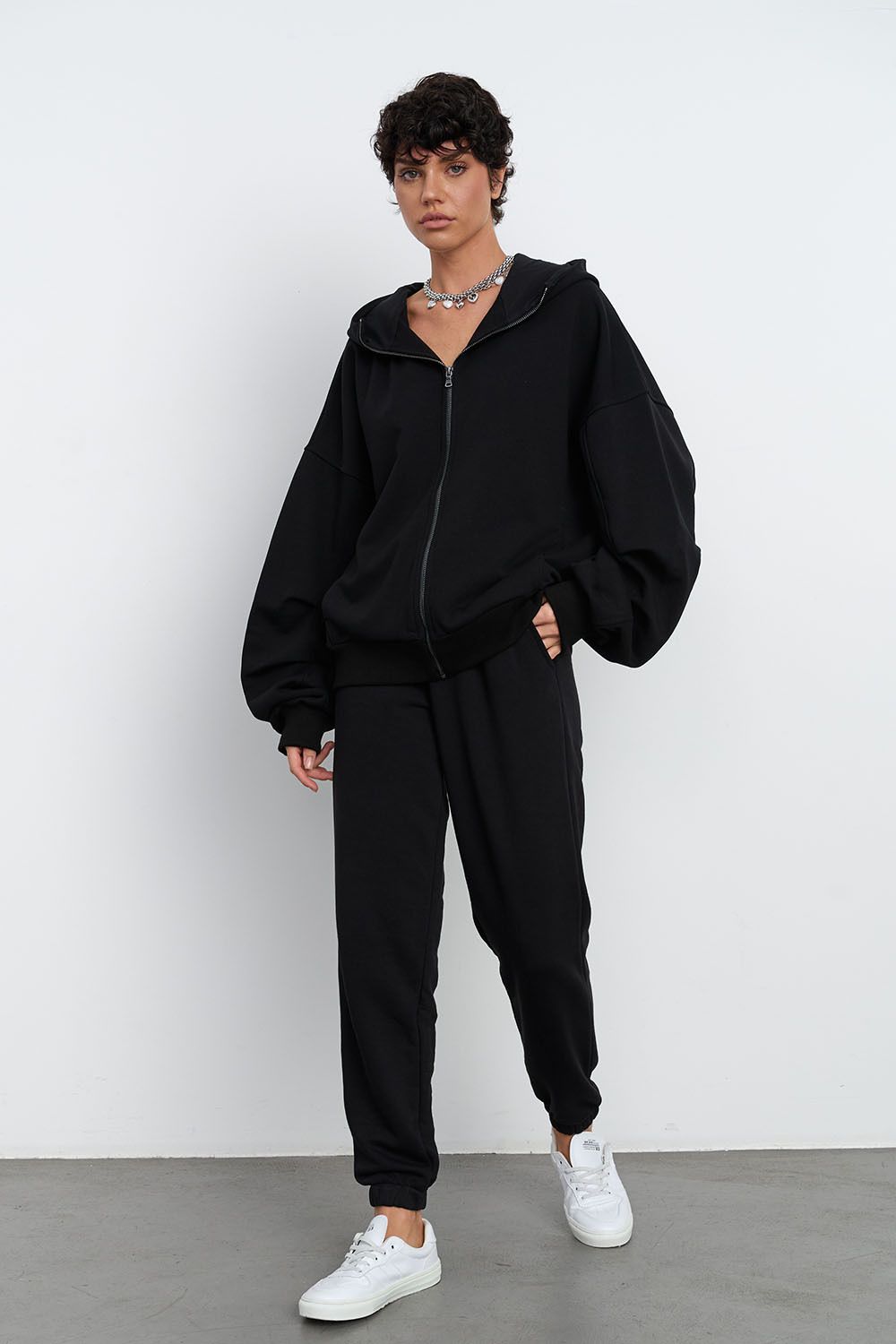 Худи на молнии с защипами на рукавах черного цвета