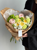 Сборный букет из гортензии, маттиолы, кустовых пионовидных роз, ранункулюсов и вибурнума