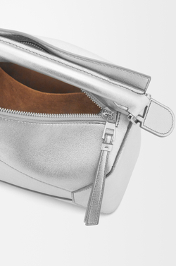Loewe Маленькая сумка Puzzle Edge из ламинированной овечьей кожи, серебряный