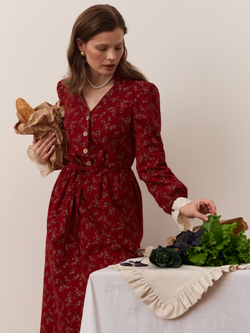 Платье с воротником стойкой