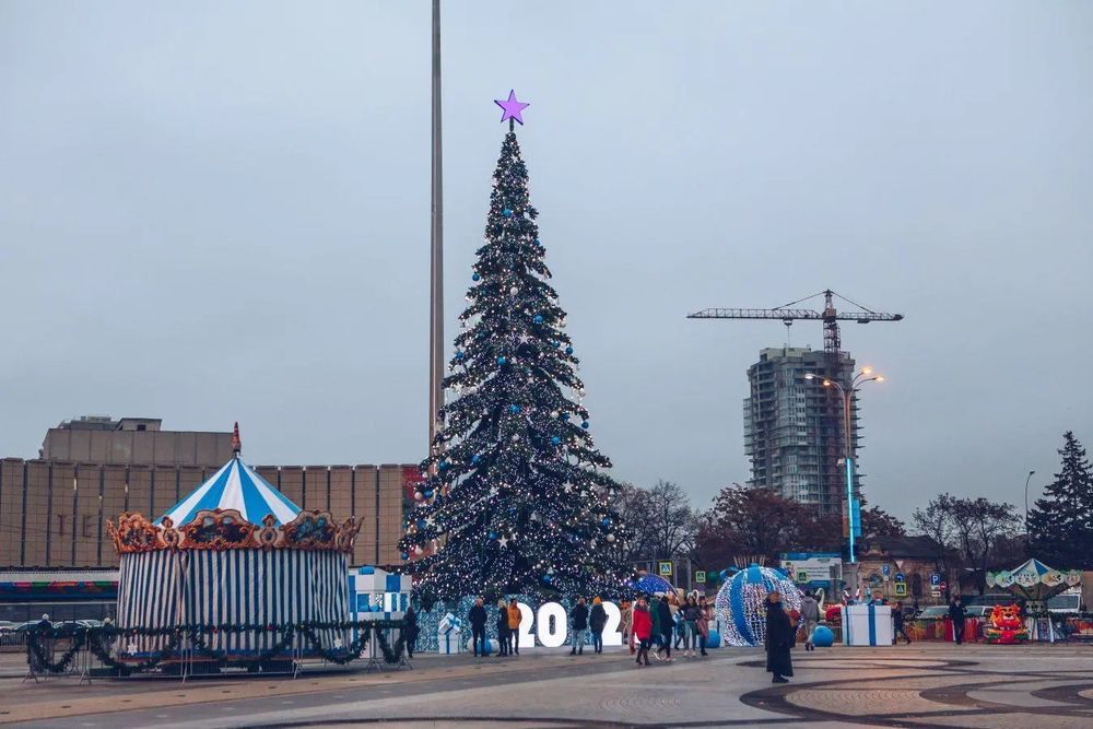 Светодинамическая елка ствольная - встроенная гирлянда: Теплый свет - "Таежная" от 11 до 21 м