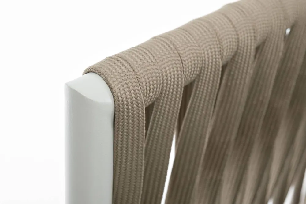 "Касабланка" кресло плетеное из роупа, основание дуб, каркас алюминий светло-серый (RAL7035) муар, роуп серо-коричневый 23мм, ткань бежевая 052