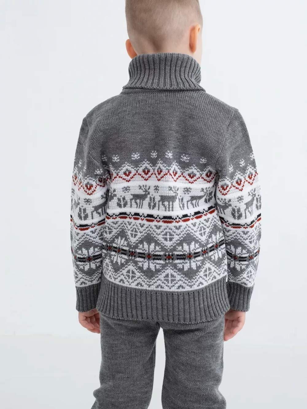 Свитер вязаный с горлом