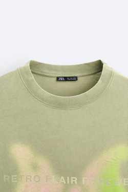 ZARA ФУТБОЛКА С ПРИНТОМ, ЛИНЯЛЫЙ ЗЕЛЕНЫЙ