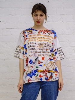 Футболка "Манускрипт", по мотивам готического шрифта и иллюстраций из Бревиария короля Мартина Арагонского